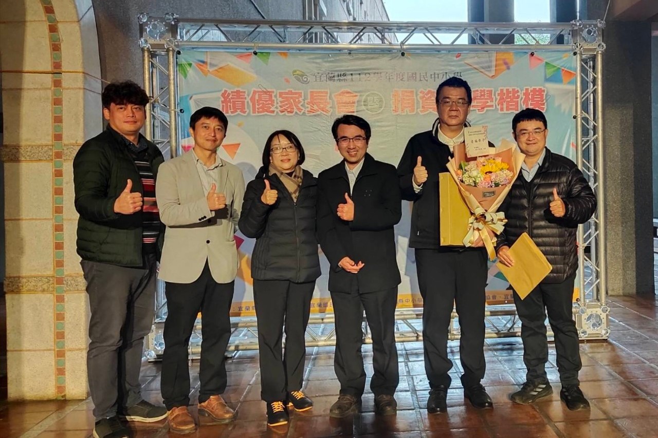 左起：寒溪國小校長、武塔國小校長、麒田協會理事長、黎明國小校長、麒田協會總幹事及金洋國小校長