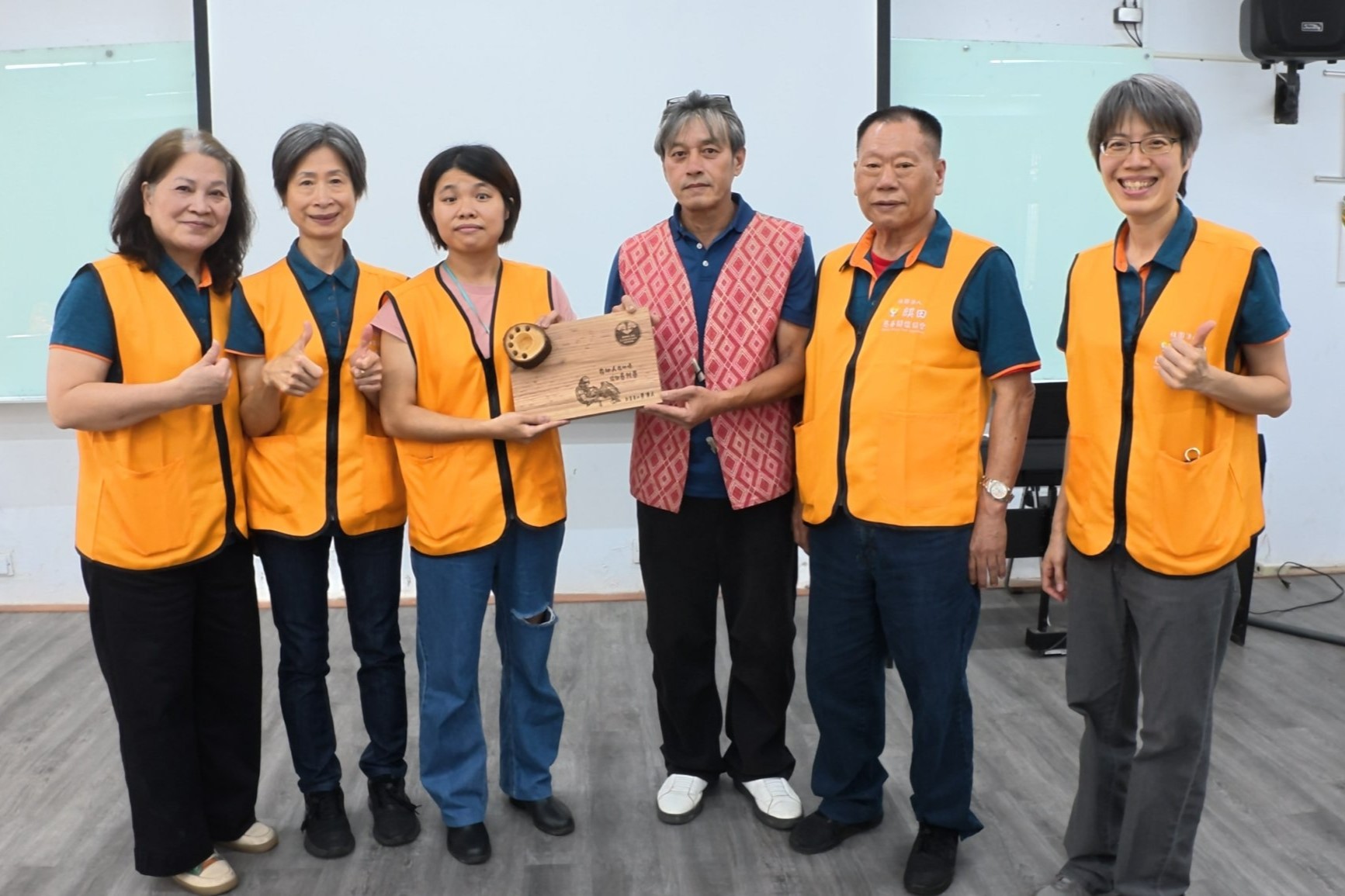 用手作傳遞愛，為努力喝采—麒田協會走進南澳四校溫馨慶母親節(標題圖檔)